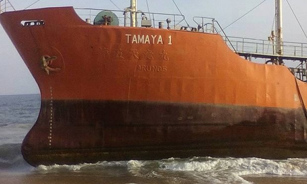 Navio misterioso encalha na costa da Libéria… sem ninguém a bordo.