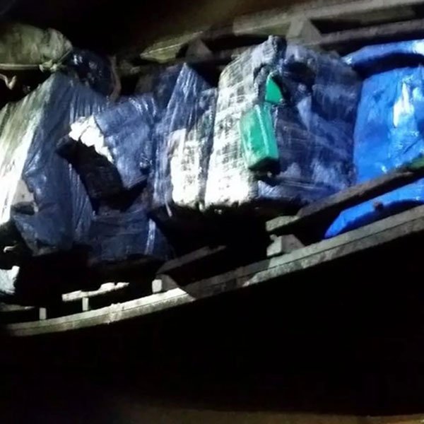 Polícia Federal apreende barco com maconha e contrabando no rio Paraná