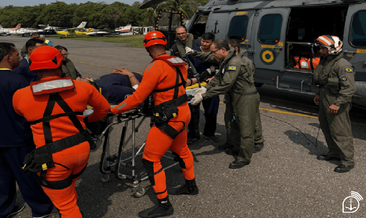 Marinha do Brasil resgata tripulante ferido em navio no litoral de Angra dos Reis (RJ)