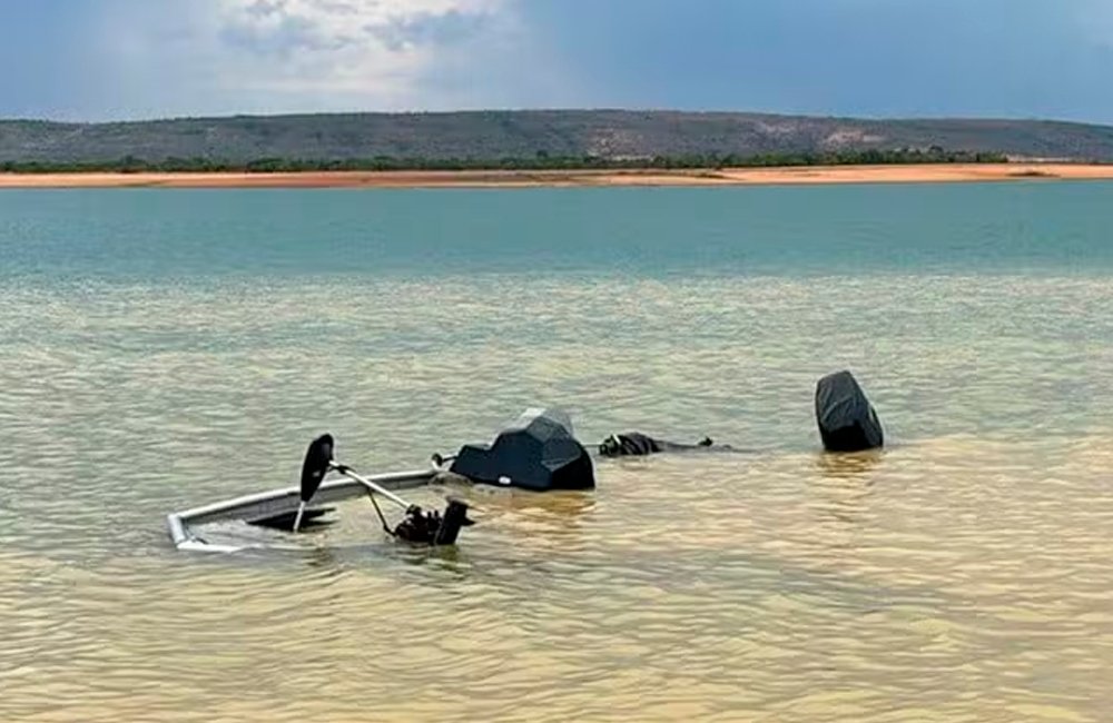 Lancha afunda na Represa de Três Marias e família de turistas nada mais de 1 km para se salvar