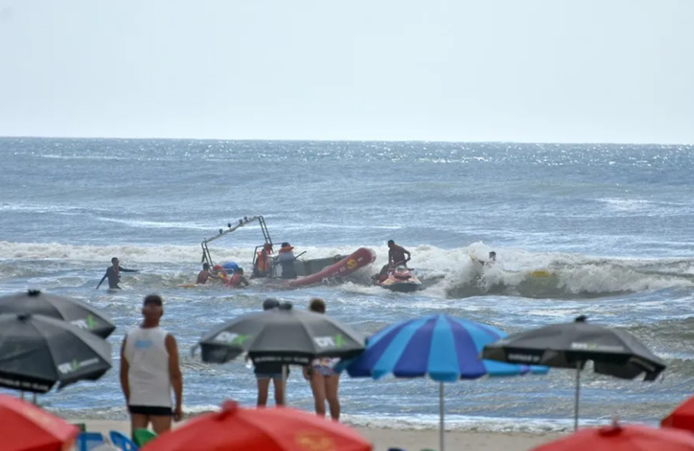 Barco Vira em Imbé (RS) com Cinco Pescadores a Bordo