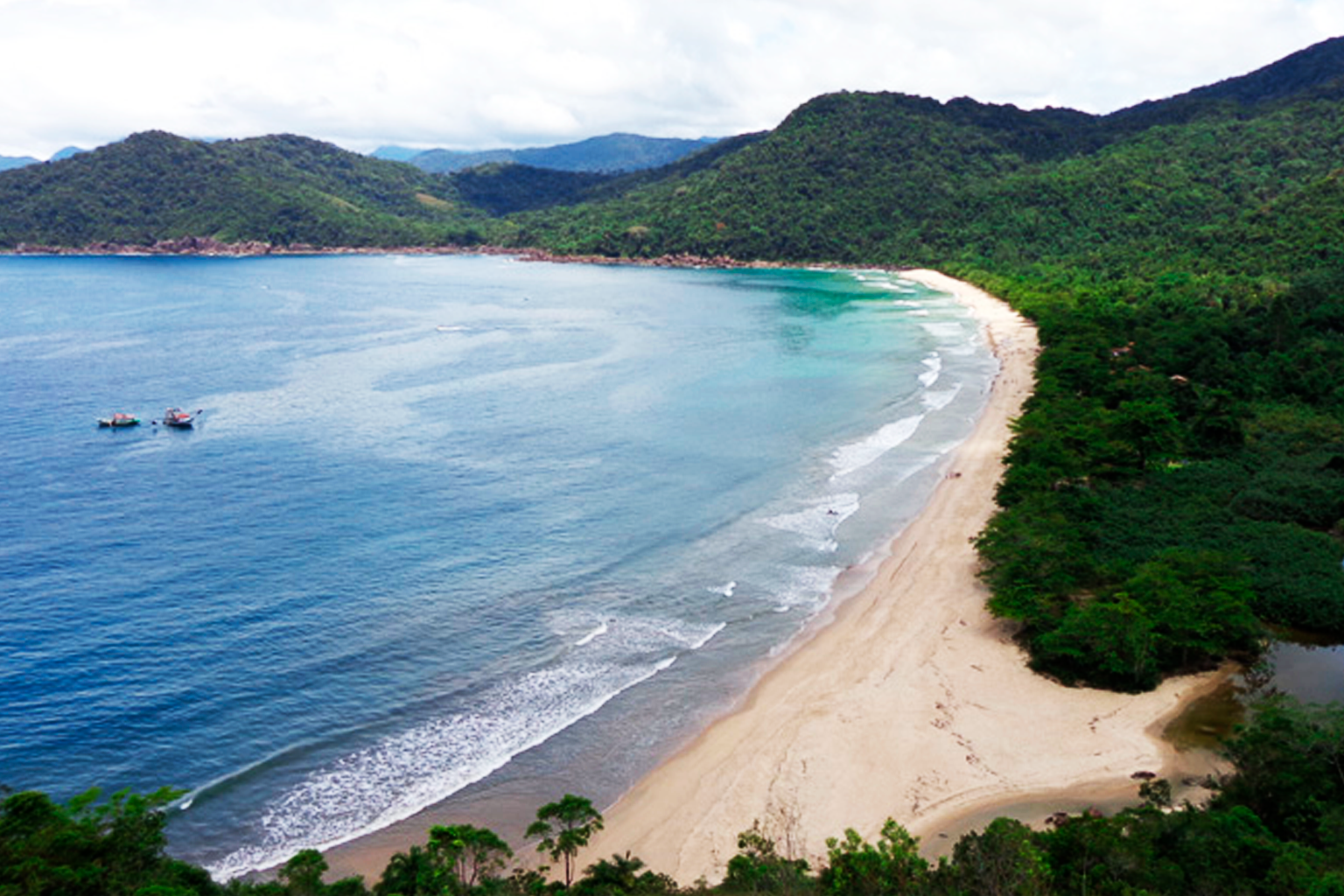 Lancha navegando na Praia do Sono – Paraty (RJ)